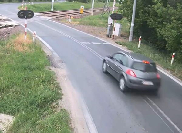 Z impetem wjechał na przejazd kolejowy. Ze szpitala trafił prosto do aresztu