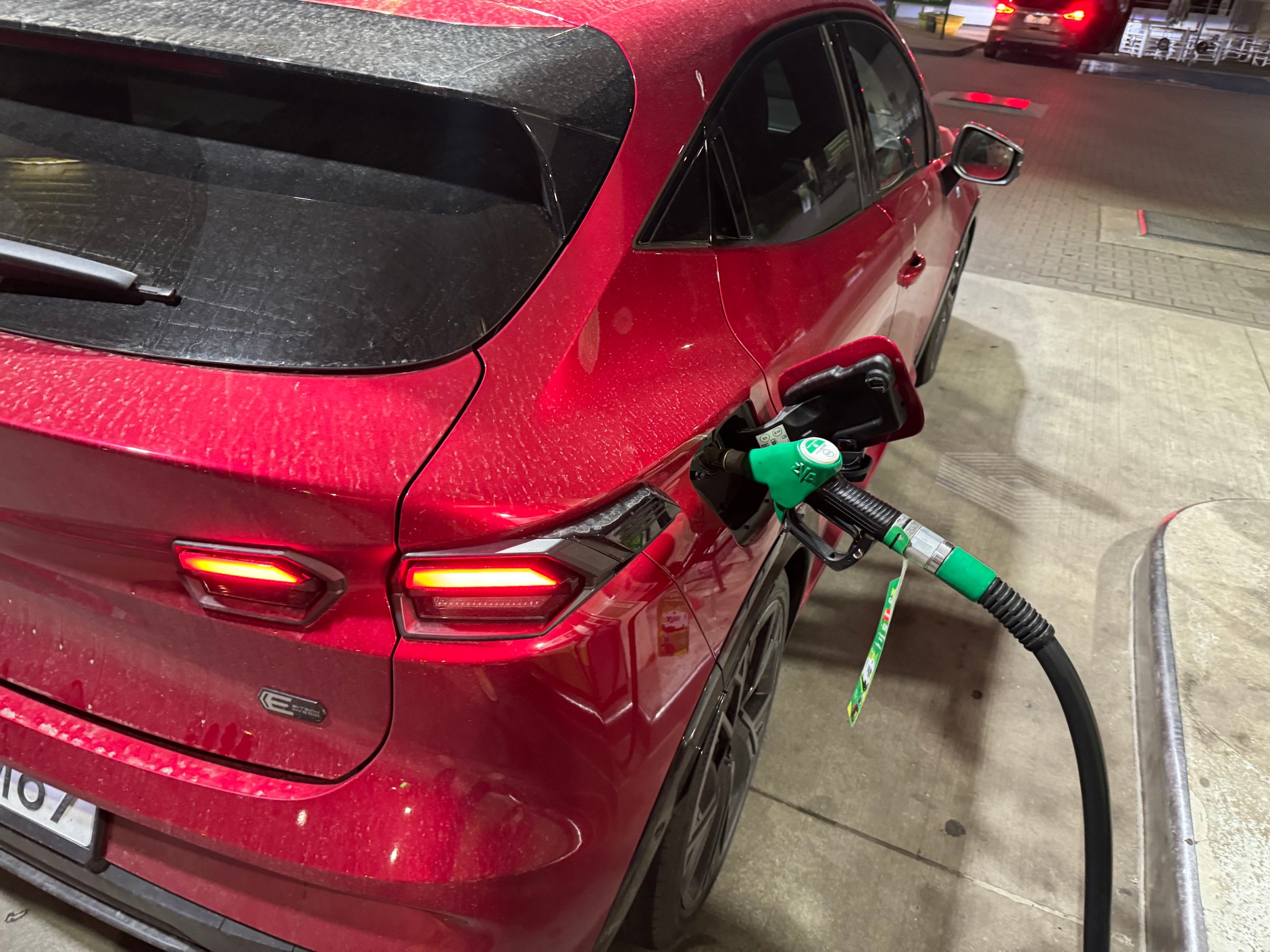 Przejechałem 2600 km hybrydowym Clio