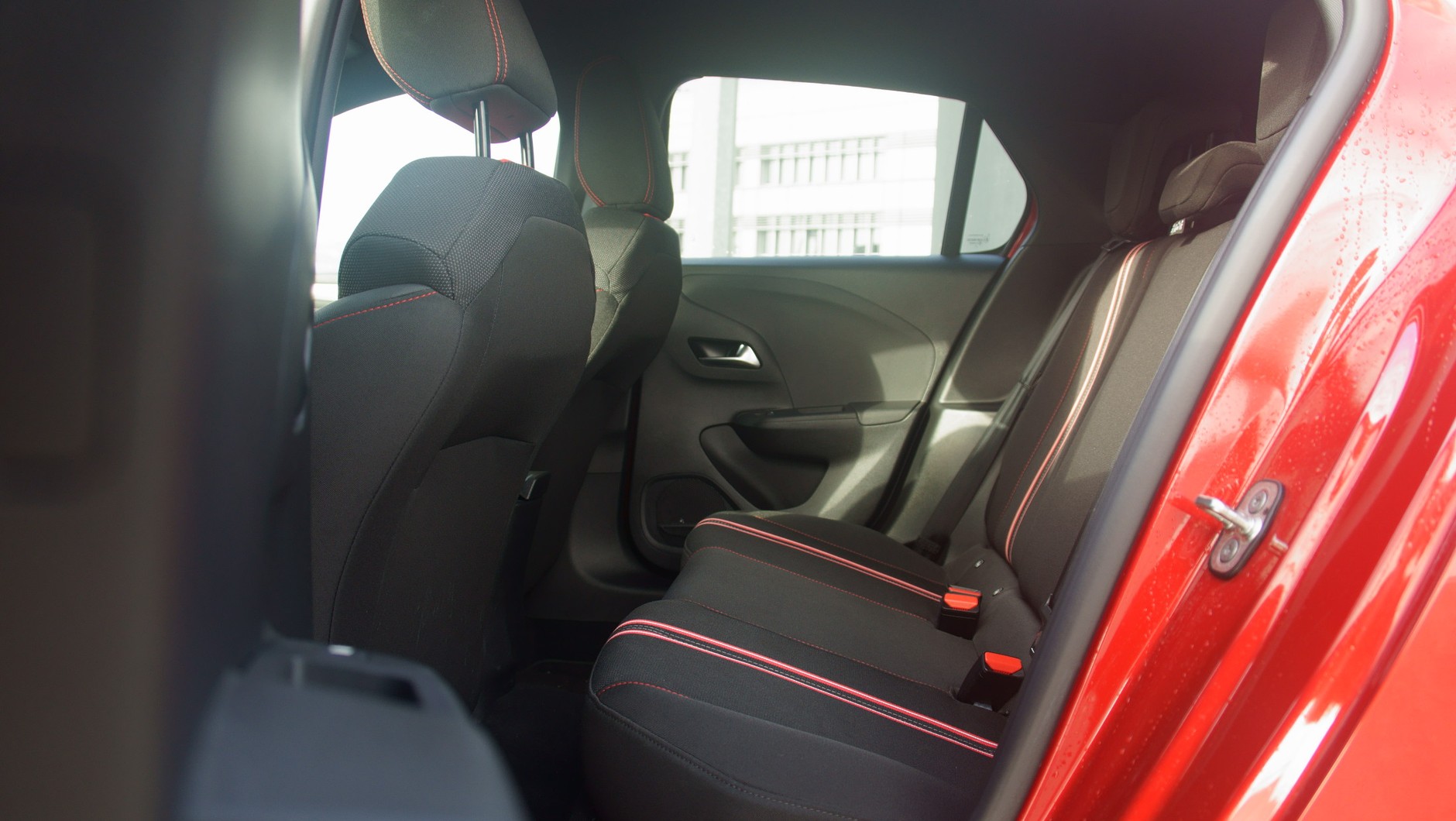Opel Corsa – elektryk vs. spalinowiec. Który lepszy do miasta?