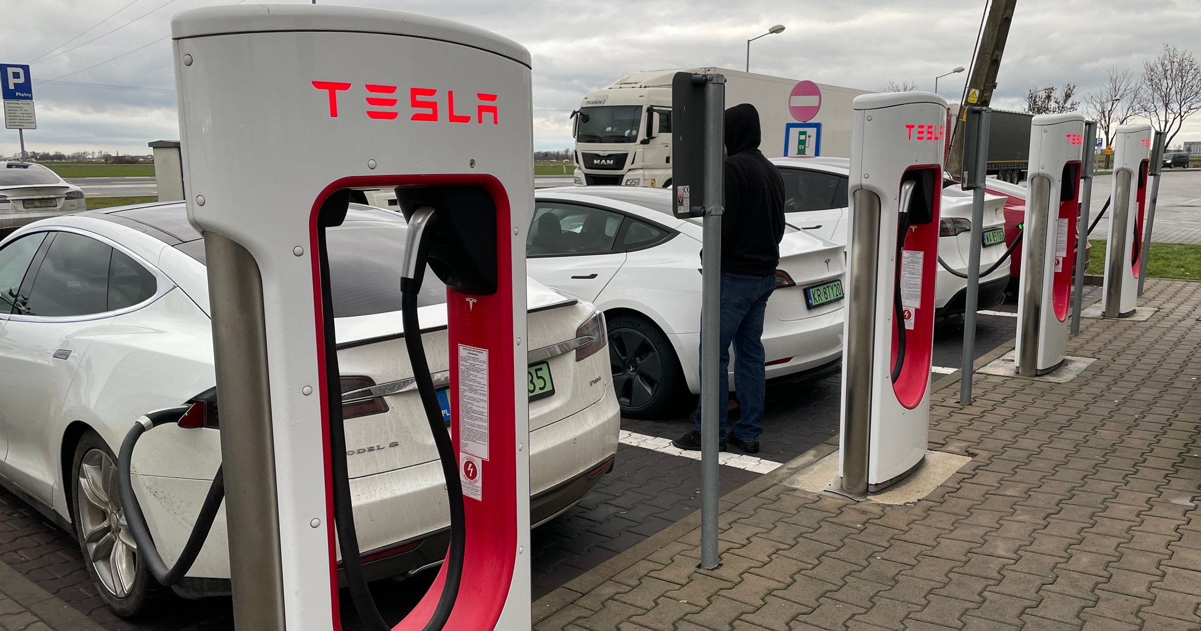 Elon Musk wprowadził gigantyczną promocję na ładowanie na Superchargerach