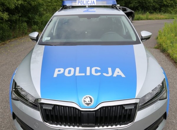 Policja zmieni oznakowanie radiowozów - gwiazda na masce i napis "Pomagamy i chronimy"