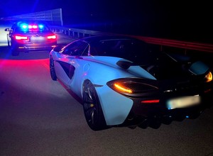 Policyjne BMW kontra McLaren. Wysoka prędkość i wysoki mandat