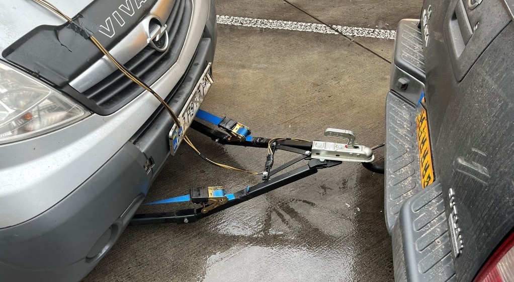 Opel Vivaro na czas transportu stał się... przyczepką