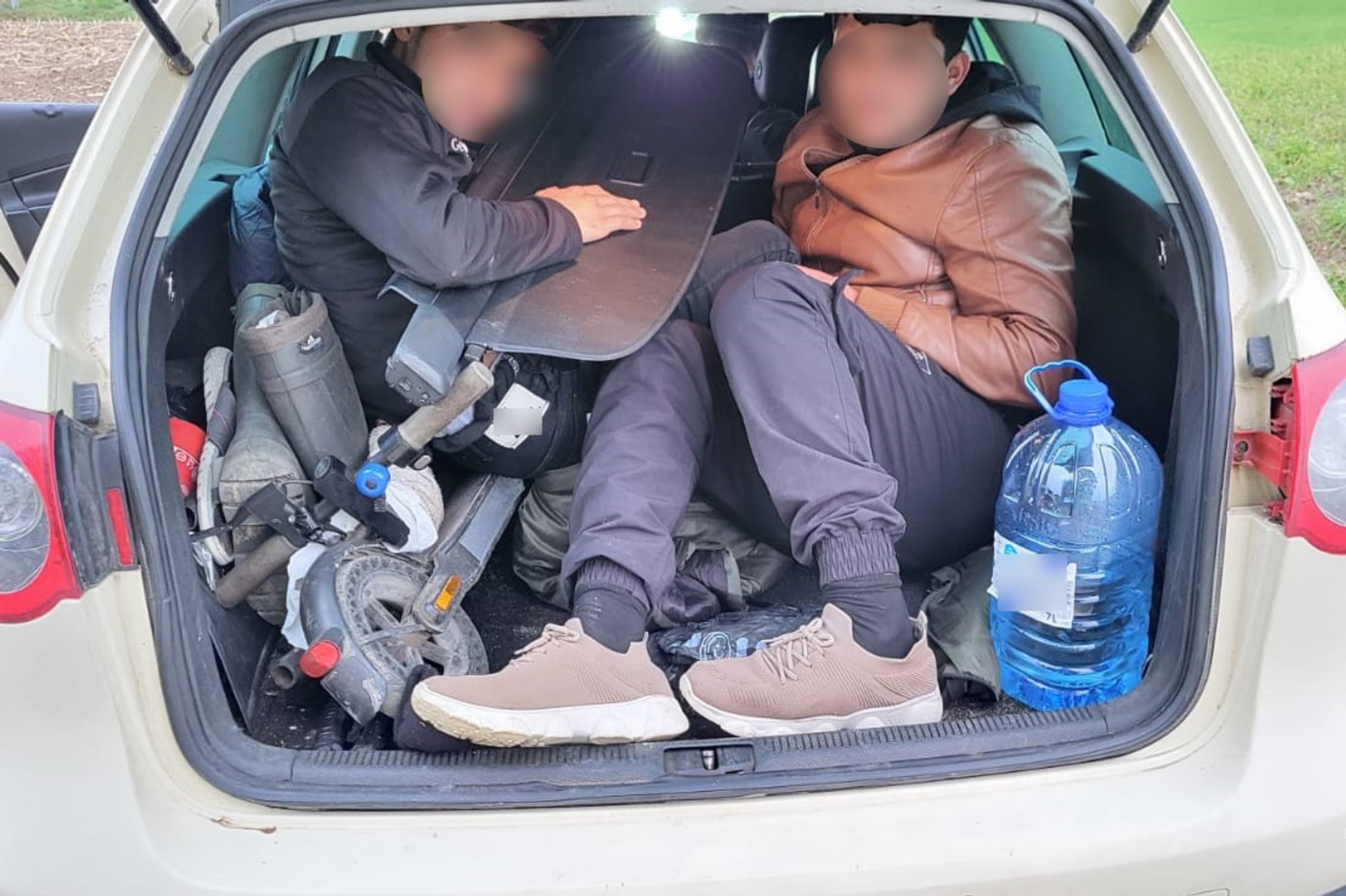 "Kurier" wiózł migrantów Passatem w "budyniu"