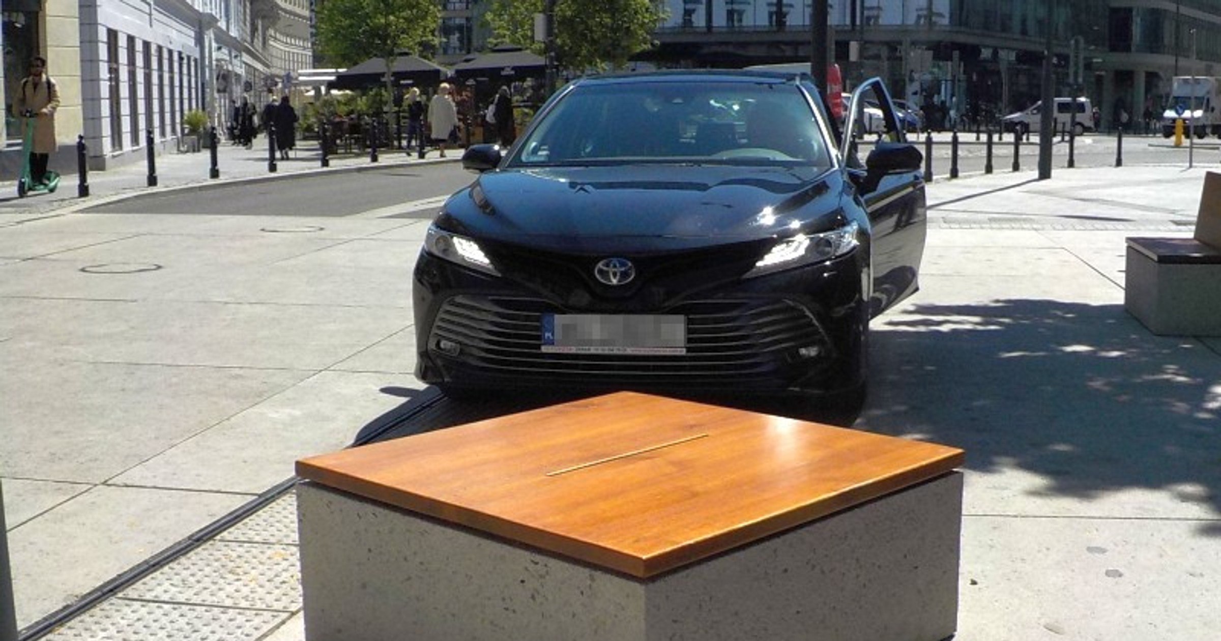 Toyota wjechała na plac Pięciu Rogów w Warszawie
