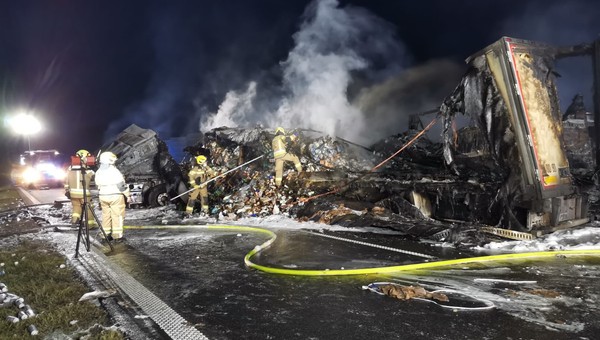 Na autostradzie A1 spłonęły dwie ciężarówki. Trzy osoby zostały ranne [ZDJĘCIA]