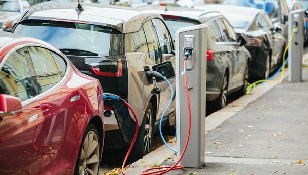 Do 2035 r. liczba elektryków w Europie znacznie wzrośnie. Czy sieć elektroenergetyczna to wytrzyma?