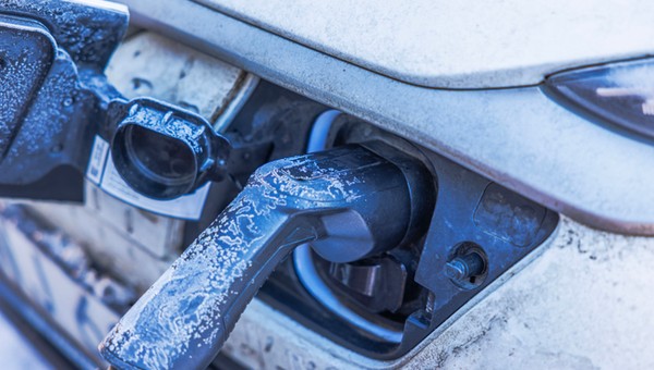 Ciekawostka: niektórzy producenci aut eletrycznych radzą, aby przy silnym mrozie korzystać z wolnych ładowarek AC