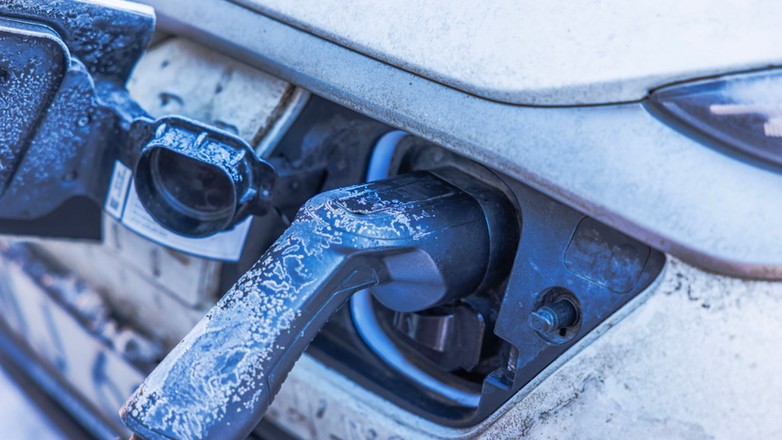 Ciekawostka: niektórzy producenci aut eletrycznych radzą, aby przy silnym mrozie korzystać z wolnych ładowarek AC