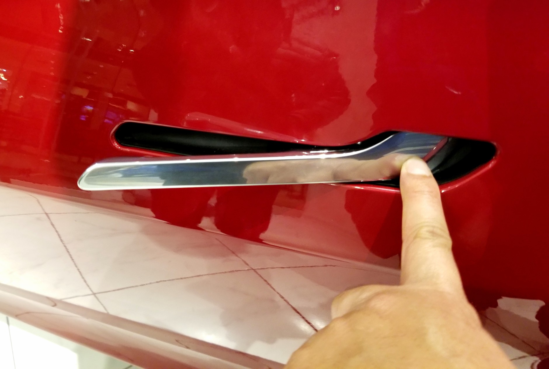 Klamka zlicowana z powierzchnią drzwi - Tesla