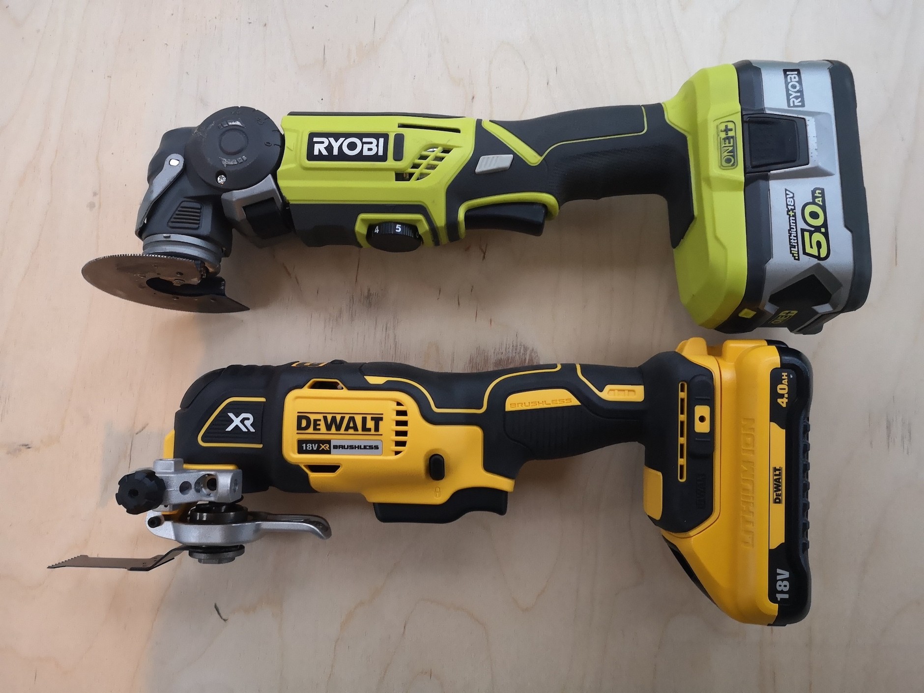 Narzędzie wielofunkcyjne – DeWalt z głowicą stałą i Ryobi – z głowicą ruchomą