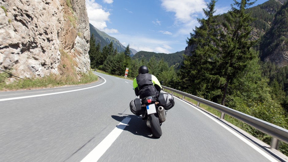 Także w 2025 r. kierowcy zbyt głośnych motocykli nie wjadą na niektóre odcinki dróg w Tyrolu