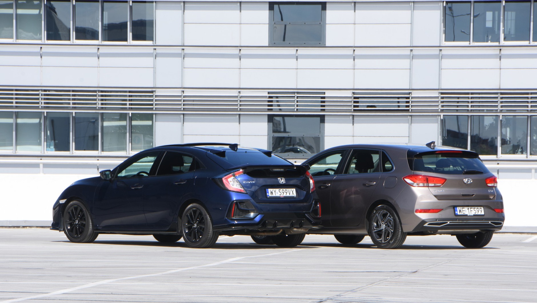 Civic ma o 5 cm większy rozstaw osi i aż o 18 cm dłuższe nadwozie. Auta różnią się też sylwetką.