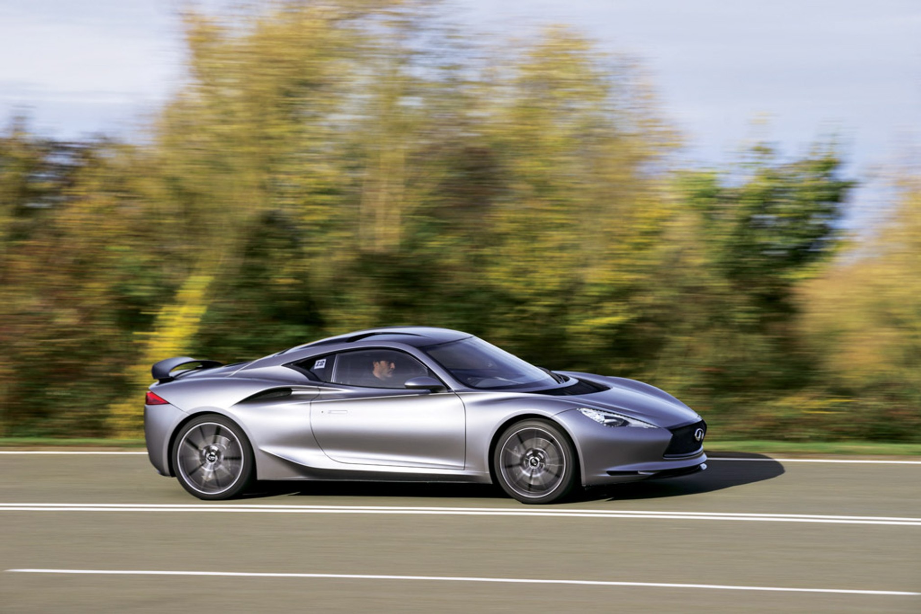 Infiniti Emerg-e: samochód mknący w milczeniu