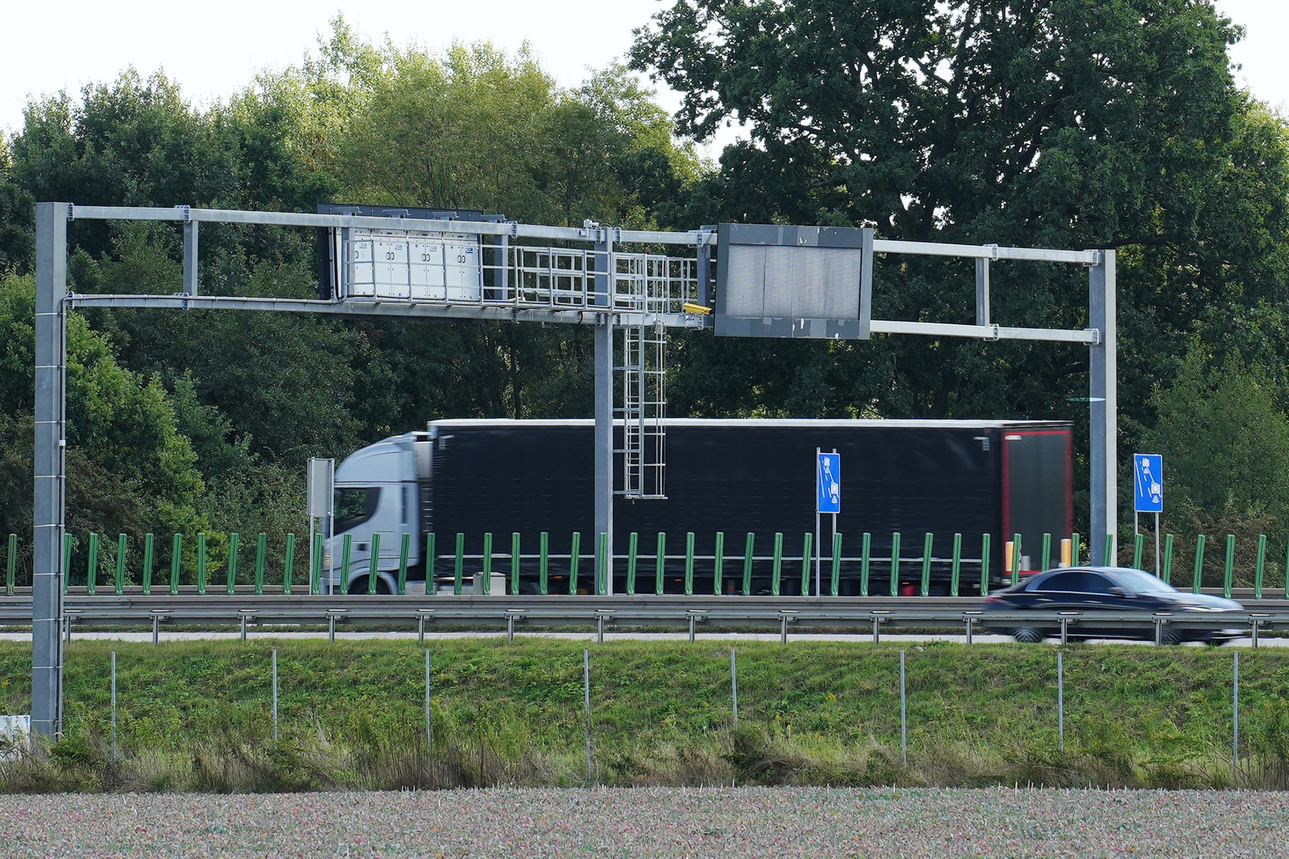 Kamera systemu OPP i znaki informujące o rozpoczęciu pomiaru prędkości na siedmiokilometrowym odcinku autostrady A4