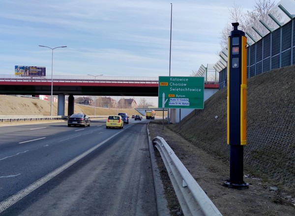 Fotoradar rekordzista stoi na "zakręcie mistrzów". Zarejestrował ponad 20,7 tys. wykroczeń