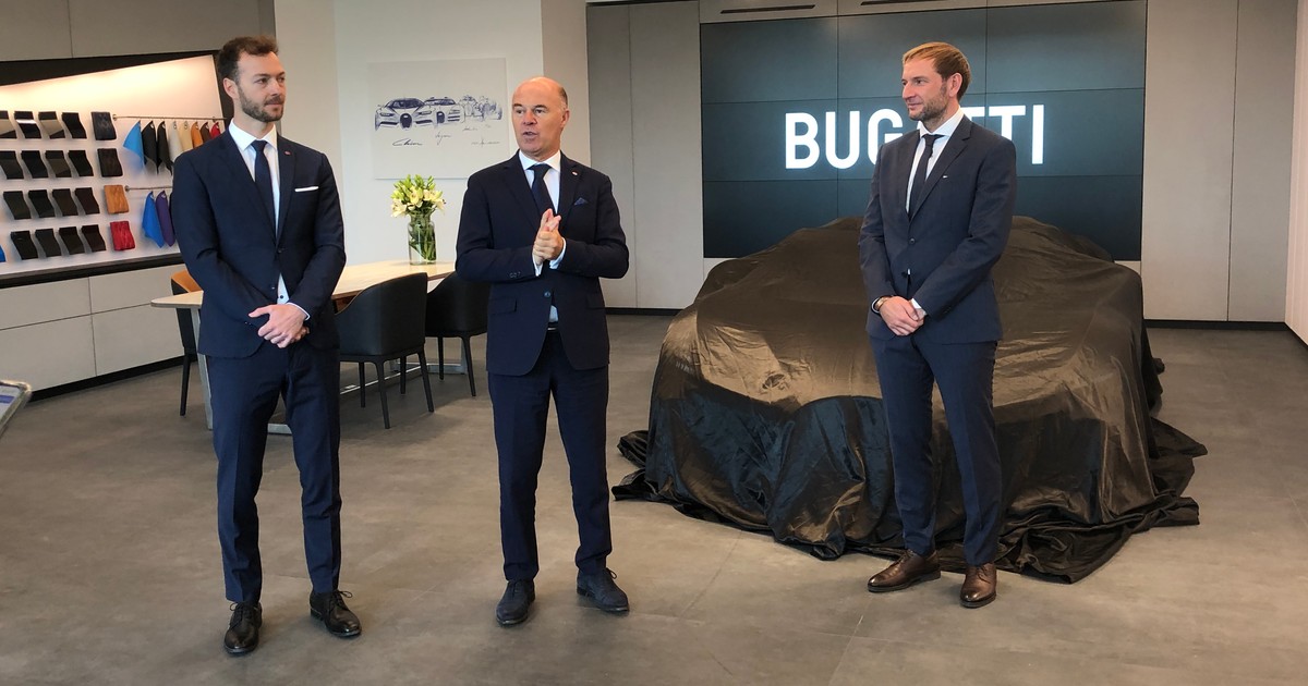 Od lewej: przedstawiciele marki Bugatti i Jakub Pietrzak