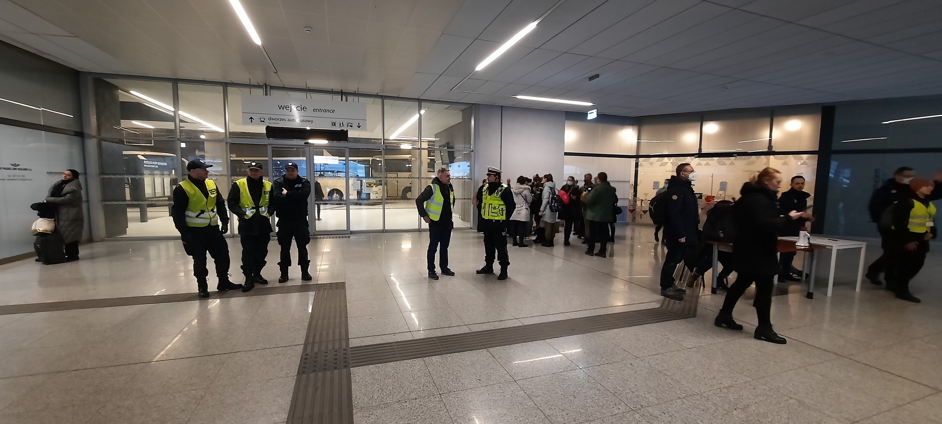 Inspektorzy ITD zarządzający ruchem na dworcu.