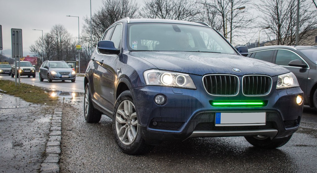 Dodatkowe zielone światło stopu montowane z przodu auta