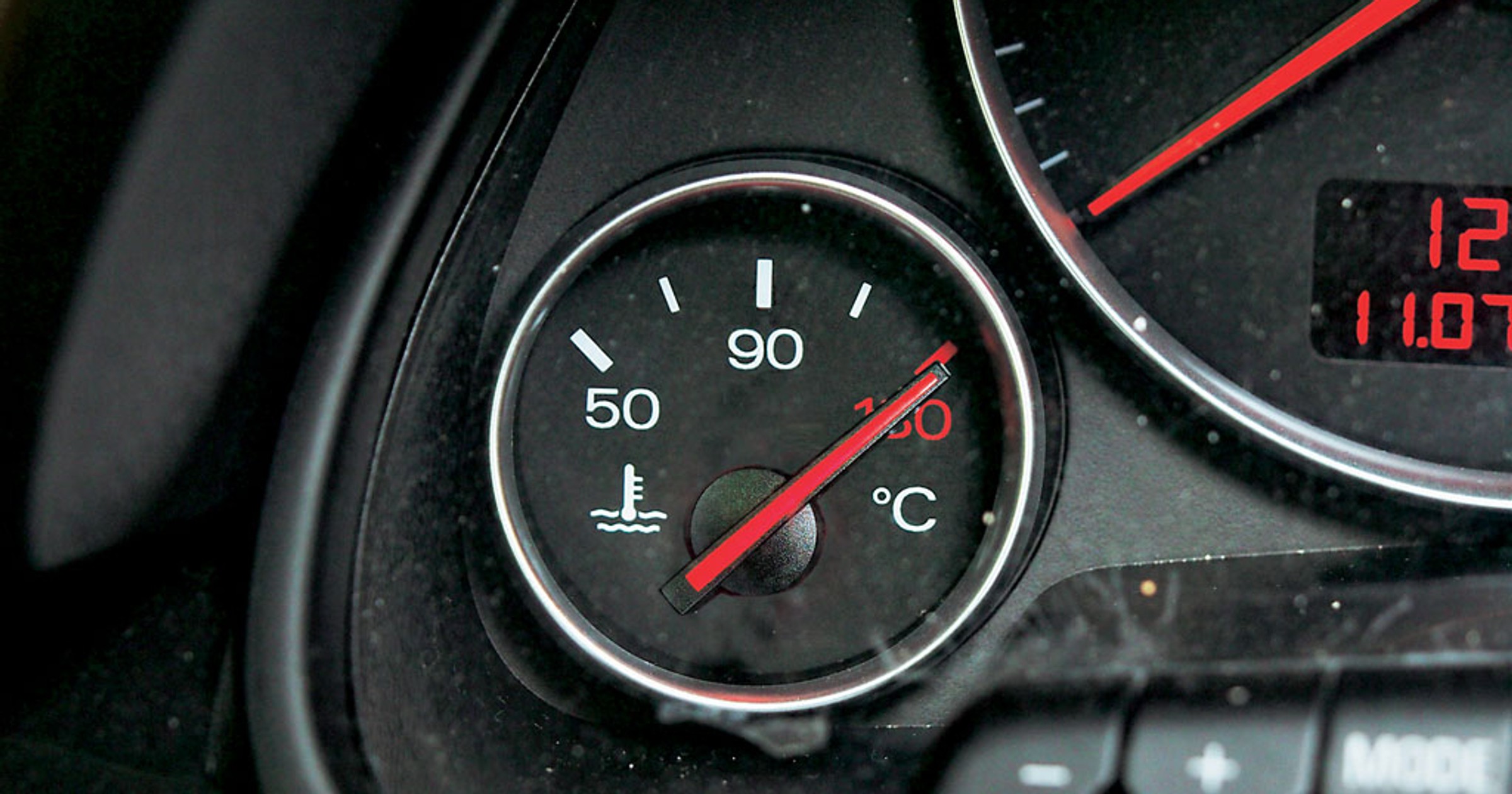 Wskaźnik temperatury na czerwonym polu albo aktywna ikona wysokiej temperatury silnika? Trzeba działać od razu nie ma wiele czasu na ratowanie silnika