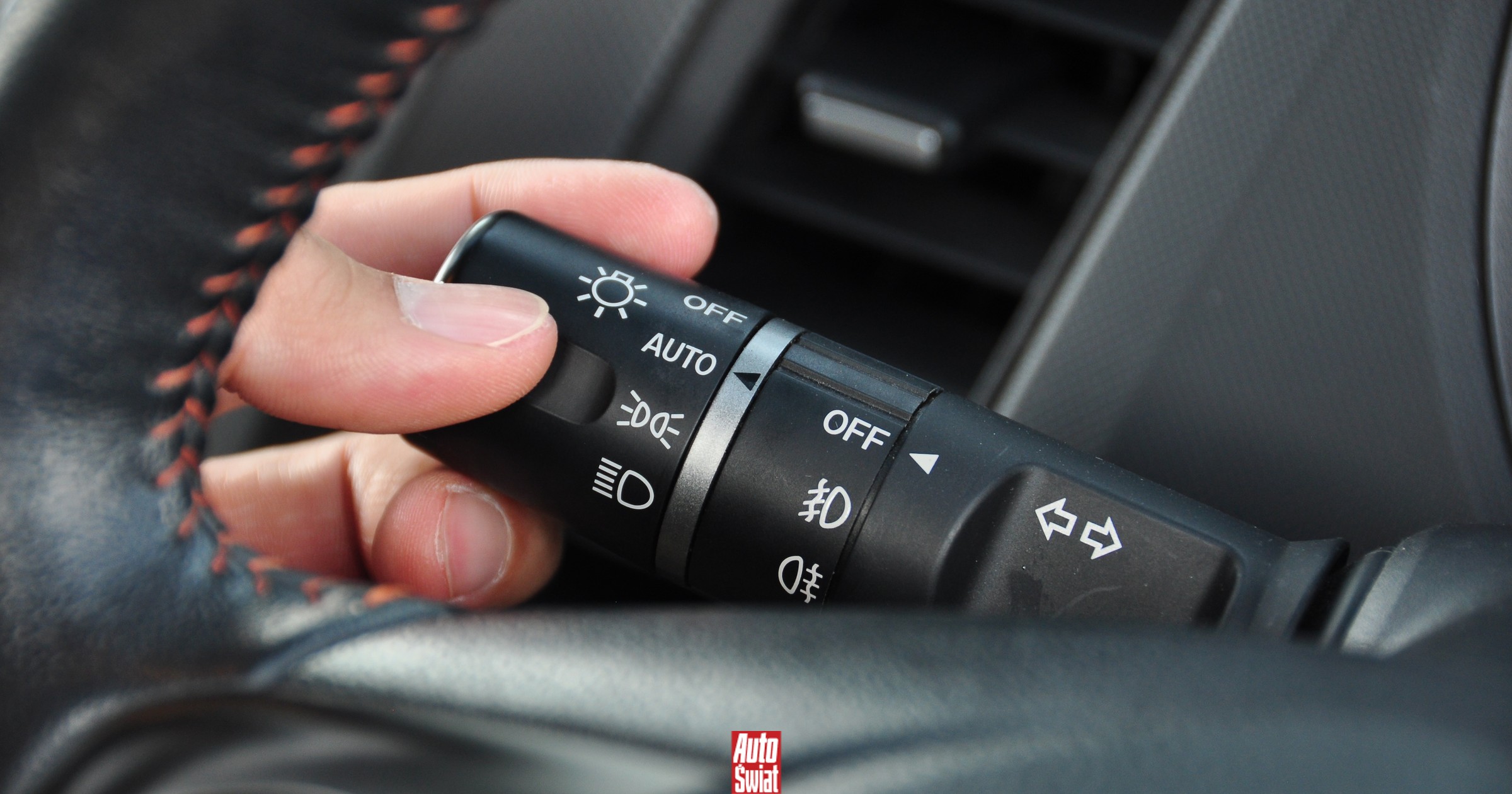 Kierowcy znowu zapominali o odpowiednich światłach. Tryb "auto" nie zawsze działa