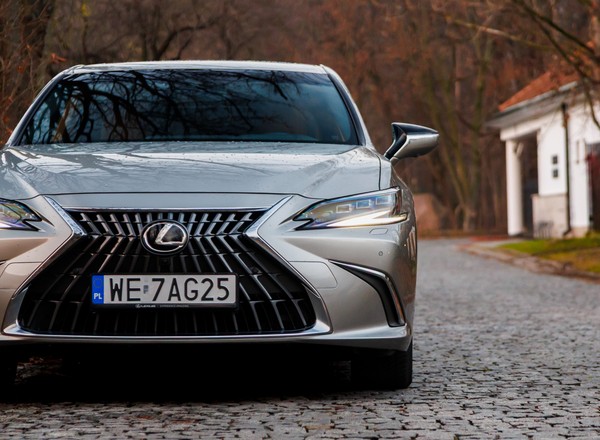 Ten Lexus kosztuje tyle, co Toyota. Jest luksusowy i oszczędny. Patrzymy czy warto