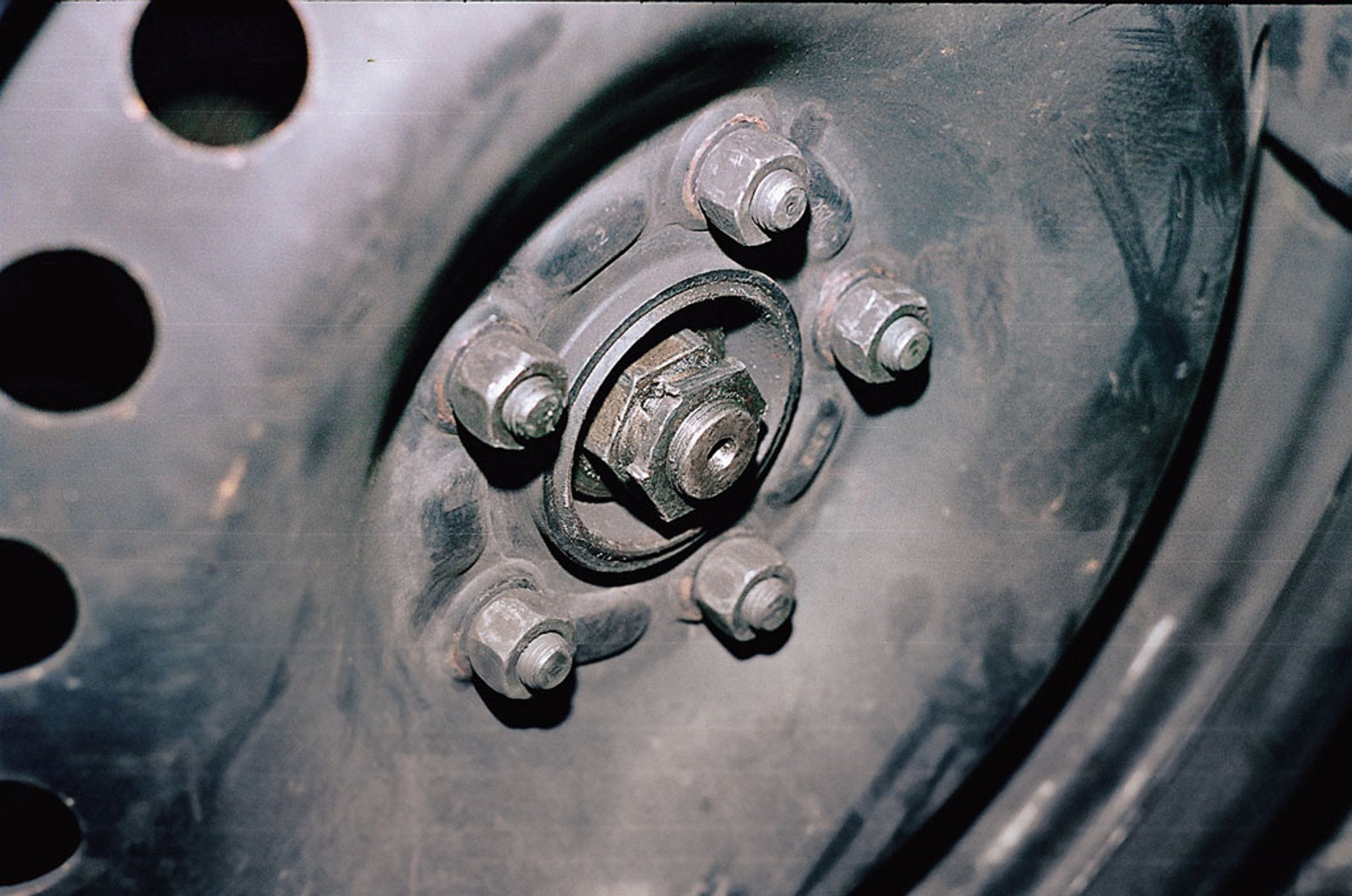 Druciarstwo, czyli co można zrobić autu - montaż piasty koła