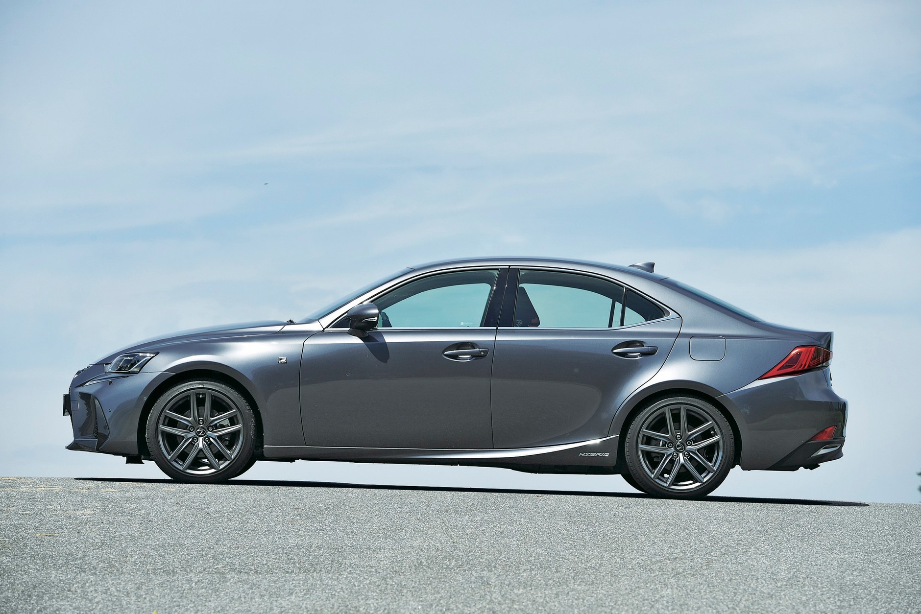 Lexusu is300h, 223 KM