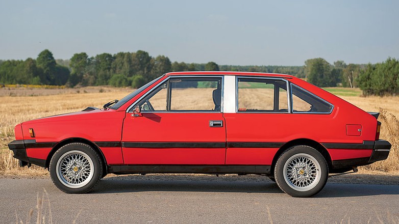 Szeroki słupek B z nakładką wykonaną z aluminium to jeden z elementów 
odróżniających Poloneza Coupé od 3d