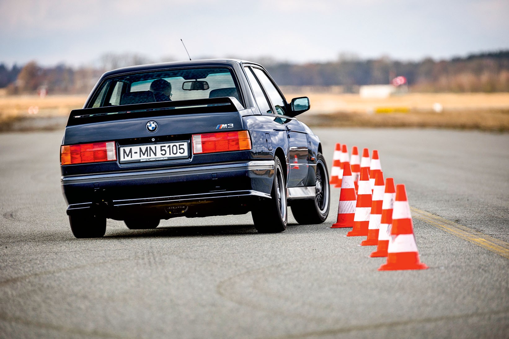 Tylny spoiler w Cecotto jest dwuczęściowy. Slalom BMW M3 można nawet z dużymi prędkościami pokonywać lewą ręką.