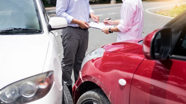 By móc skorzystać z OC sprawcy kolizji, konieczne jest ustalenie tego sprawcy. Przez „ustalenie” sprawcy moż
