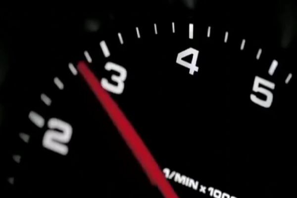 Średni zakres obrotów jest odpowiedni zarówno dla zimnego jak i ciepłego silnika. Zbyt niskie obroty – niekoniecznie