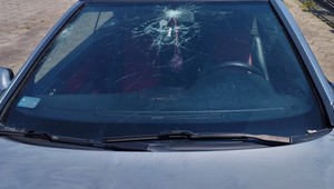 Zerknął przez okno na zaparkowane auto. Takiego widoku się nie spodziewał  