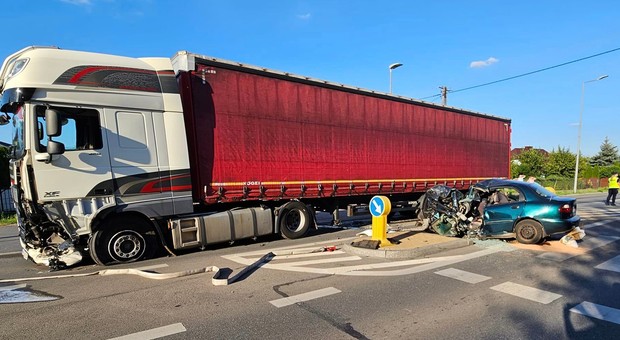 Poważny wypadek w Ostrołęce. Lanos zderzył się czołowo z ciężarówką