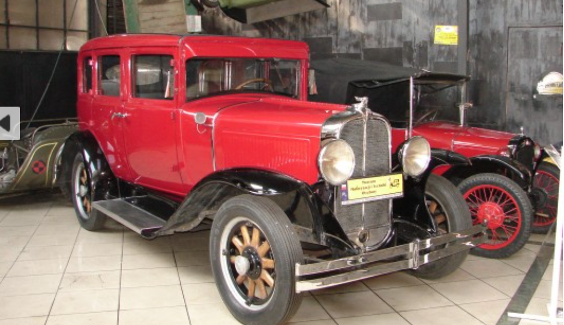 Muzeum w Otrębusach. Pontiac 6-29 Big Six z 1929 r.