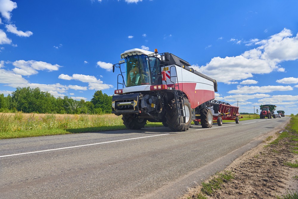 Przyczepy rolnicze poruszające się pod drogach publicznych muszą spełniać szereg wymogów.