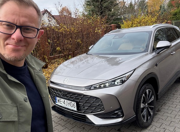 Jeździłem hybrydową wersją najpopularniejszego w Polsce chińskiego SUV-a. Fajny napęd, ale są i wpadki