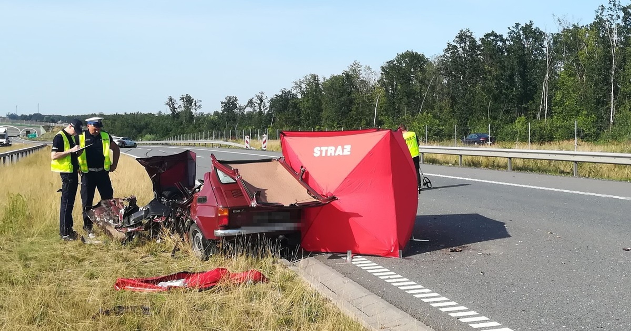 Tragiczny wypadek Fiata 126p, jadącego drogą ekspresową pod prąd