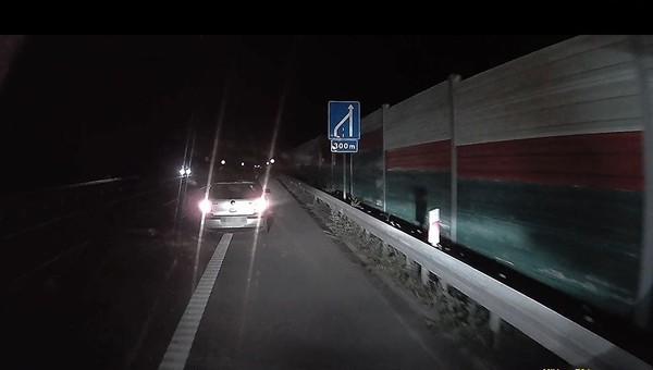 Nawet policjanci rzadko coś takiego widzą. Zachowanie tego kierowcy zaniepokoiło służby [WIDEO]