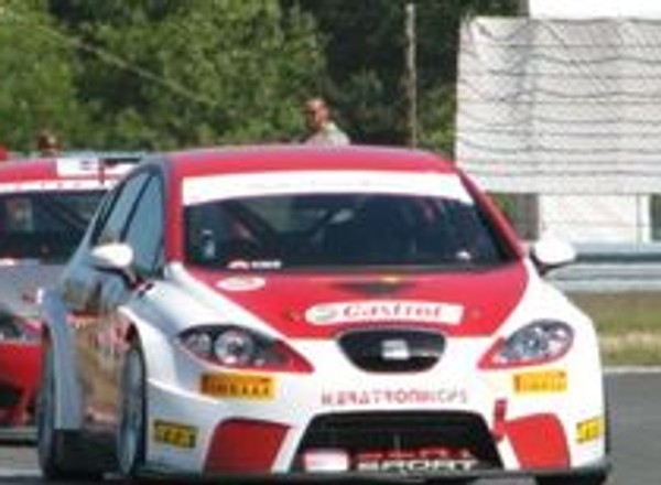 Wyścigi: Sawicki w Seacie - w czołowce, kierowcy w Porsche - daleko