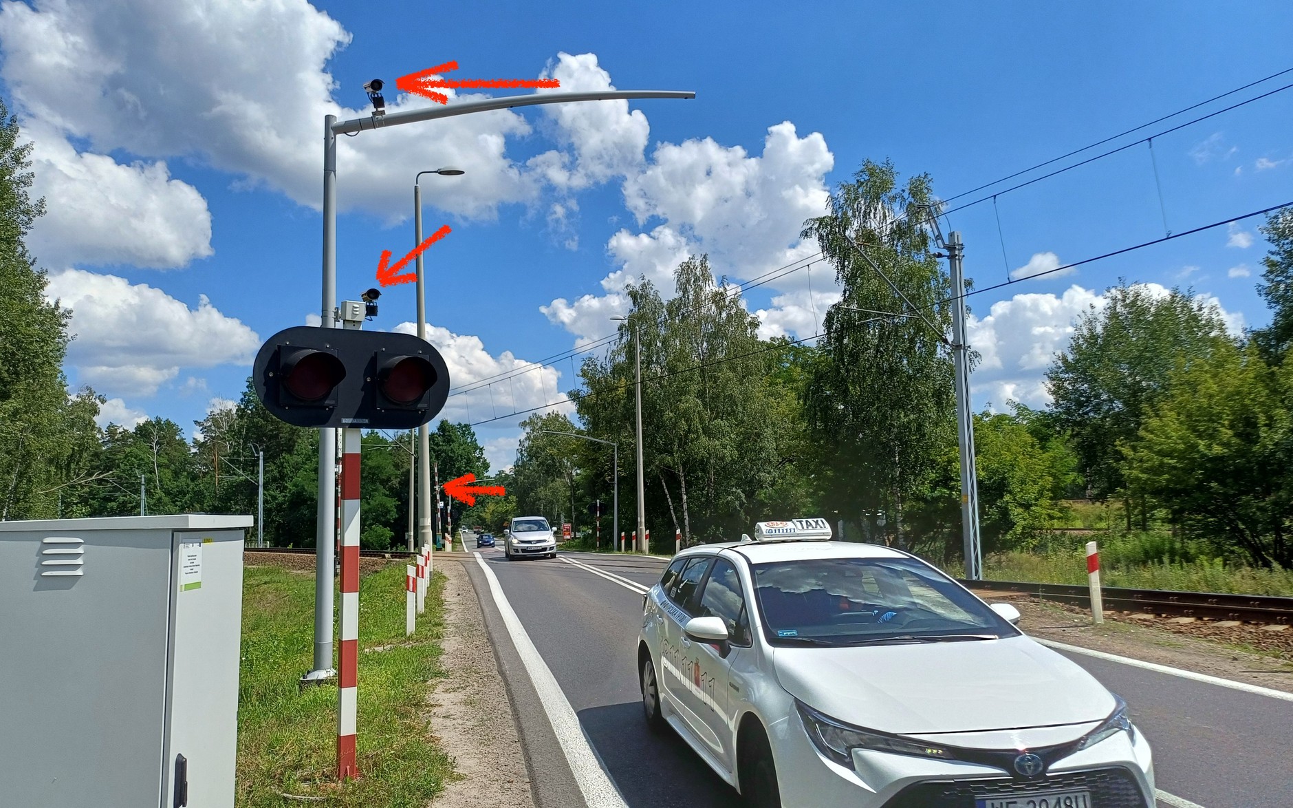 Kamery nie są ukryte, ale nikt nie zwraca na nie uwagi w gąszczu innych urządzeń