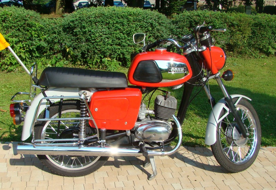 Ten model motocykla był fabrycznie oferowany w wersjach o pojemności  150 i 125 cm3, które poza pojemnością i nastawami gaźnika nie różniły się w zasadzie niczym. W innych modelach różnic może być znacznie więcej, mogą one dotyczyć m.in. hamulców, zawieszenia, kół.