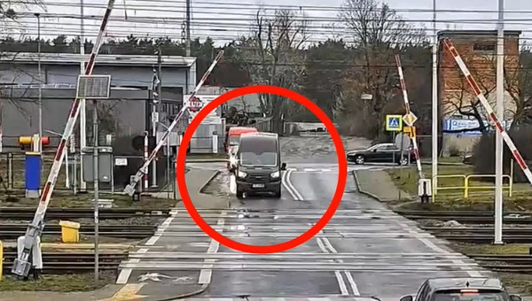 Robisz tak na przejeździe? Możesz skończyć jak ci kierowcy [WIDEO]