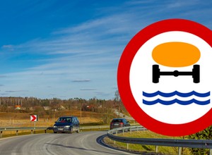 Znak z pomarańczową ciężarówką w wodzie. Czy wiesz, co oznacza?