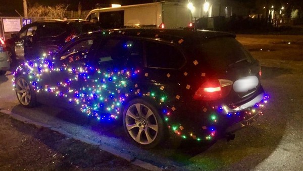"Kiedy świąteczny klimat wejdzie za mocno". Policjanci zaskoczeni drogową choinką