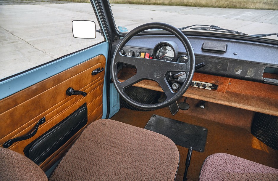 Trabant 601 – wnętrze wersji z końcówki produkcji odmiany z silnikiem dwusuwowym. Zmieniona kierownica i „nowoczesne” przyciski to największe widoczne zmiany.