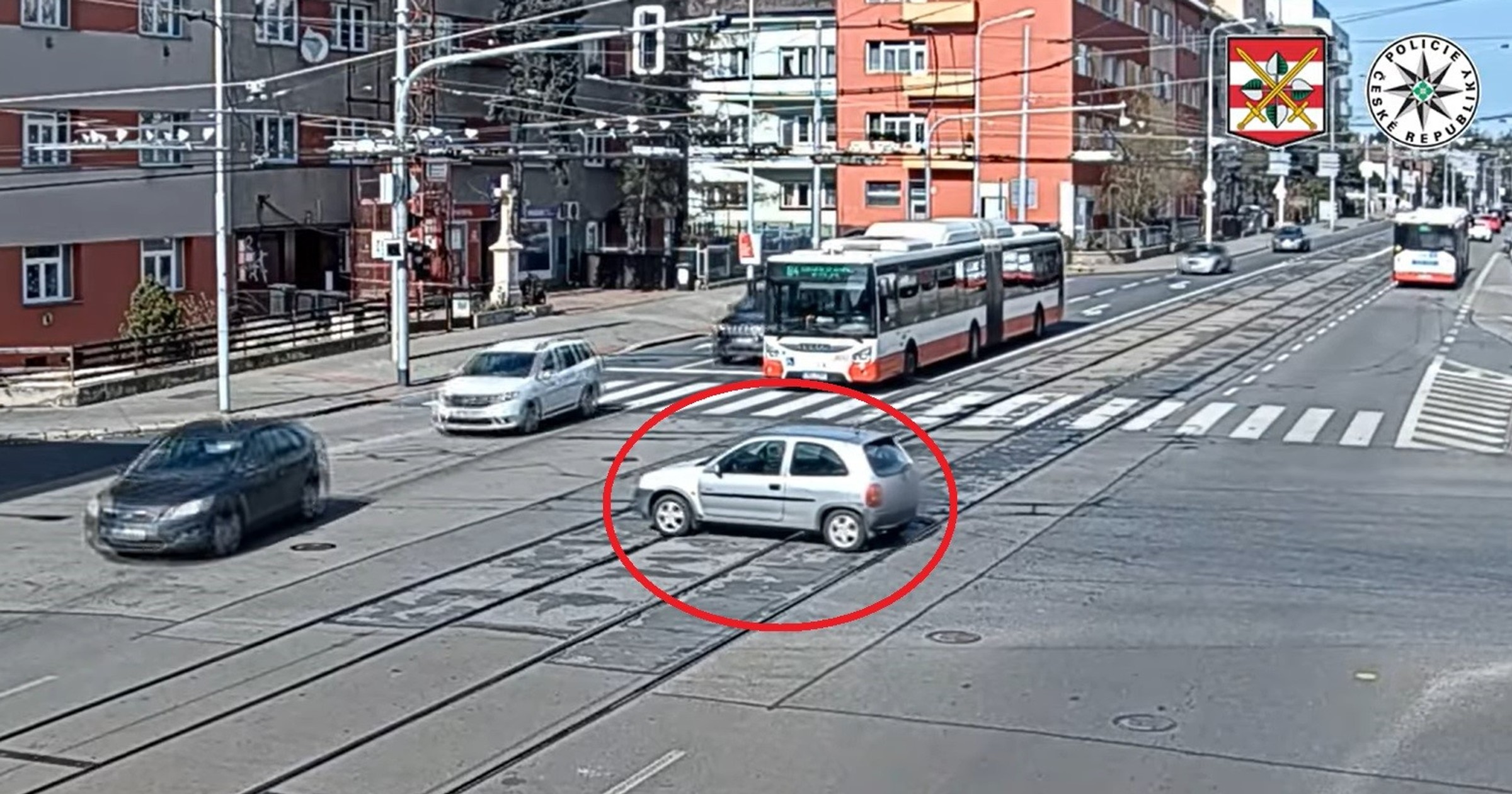 Opel widmo przejechał sam przez ruchliwe skrzyżowanie