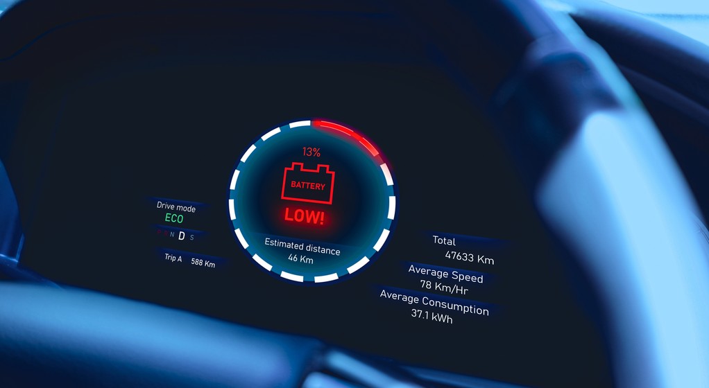Im niższy poziom naładowania akumulatora samochodu elektrycznego, tym gwałtowniej kierowca jest ostrzegany o zagrożeniu