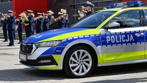Policja pokazała radiowozy i motocykle z nowym oznakowaniem. Pierwsze za chwilę pojawią się na drogach