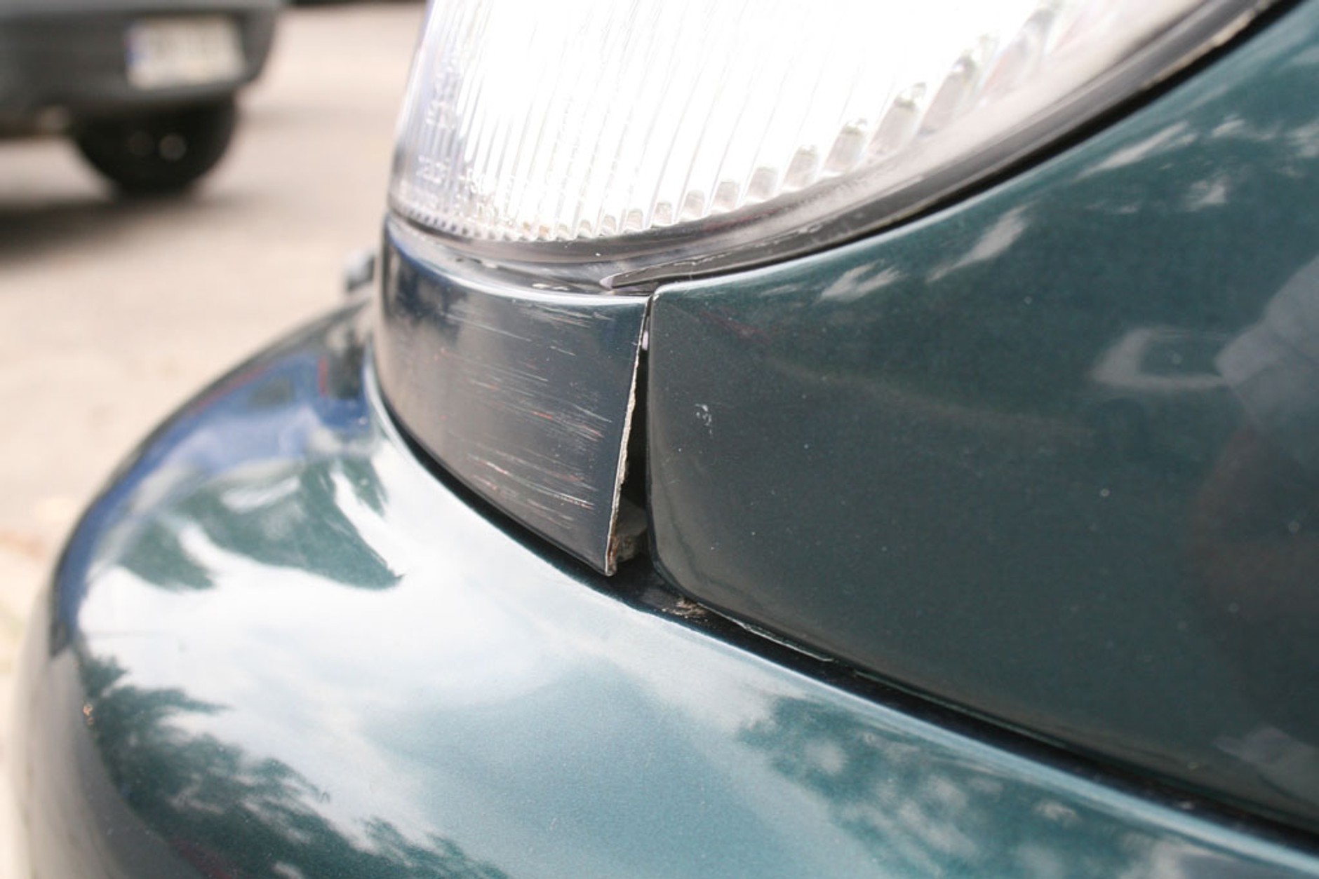 Pokazujemy, jak odróżnić złom od auta „bitego”, ale nadającego się do dalszej eksploatacji